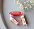krówki - cukierki  jako upominiki na dzień kobiet - czerwone z tulipanami