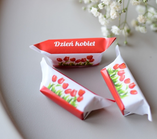 krówki - cukierki  jako upominiki na dzień kobiet - czerwone z tulipanami