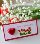 życzenia z czekoladką  czerwone serce na dzień kobiet - od firm, kolegów z pracy, szkoły (minimalne zamówienie 15 szt.) 