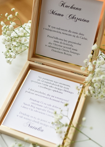 podziękowania dla rodziców chrzestnych z okazji komunii - drewniana skrzyneczka ze złotym ihs - wydruk imienia dziecka oraz daty w cenie
