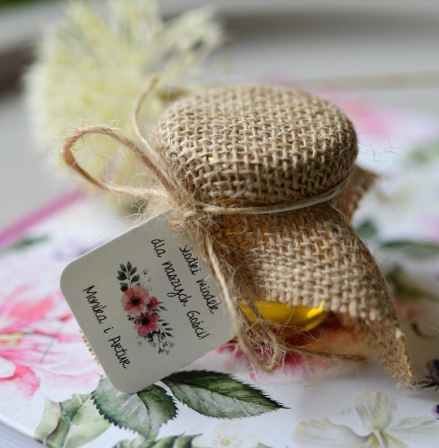 pomysł na rustykalne podziekowania weselne - słodkie upominiki  miody wielokwiatowe z imionami pary młodej