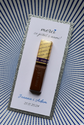 słodkie upominki weselne - czekoladki merci z imionami Pary Młodej - dekoracje weselne brokatowe srebrno-chabrowe;