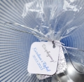dekoracje weselne brokatowe srebrne - upominki dla gości w postaci srebrnych pływających świeczek w opakowaniu z imionami pary młodej - kolekcja ślubna srebrno-chabrowa