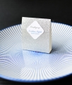 upominki weselne w kolorystyce chabrowo-srebrnej - brokatowe dekoracje weselne z imionami pary młodej