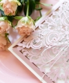 spersonalizowana kartka z życzeniami na pieniądze dla Pary Młodej - ażurowy, elegancki wzór, podaruj prezent dla Pary Młodej w wyjątkowej oprawie