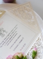 kartka z życzeniami dla pary młodej - elegancka ażurowa w kolorze ecru - personalizacja w cenie - miejsce na prezent - pieniądze dla pary młodej