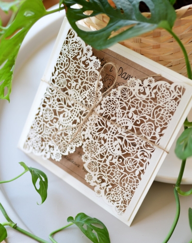 rustykalna, spersonalizowana kartka  z życzeniami na pieniądze dla pary młodej - koronkowy wzór z papierem eko oraz kopertą na prezent; wydruk dowolnego tekstu w cenie