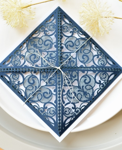 granatowa, ażurowa kartka z Waszymi życzeniami dla Pary Młodej - z kopertą (miejscem na życzenia) - wydruk dowolnego tekstu w cenie - pamiątka dla pary młodej na długie lata