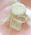 dekoracje na baby shower dla dziewczynki - miód miodki ze spersonalizowaną zawieszką - zasłodź gości - grafika różowego króliczka