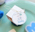 upominki na baby shower - doniczki z nasionkami - niebieski króliczek - bocianowe dla chłopczyka - spersonalizowane dekoracje na baby shower