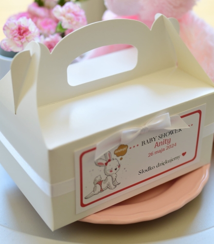 pudełka na ciasto z okazji baby shower - przyjęcie z okazji zbliżających się narodzin dziecka - dowolny nadruk / personalizacja w cenie - wersja dla dziewczynki z różowym króliczkiem - 19 x 14 x 9 cm z rączką