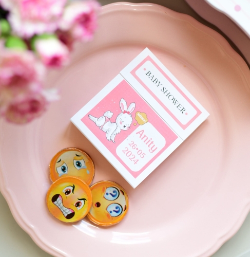 spersonalizowane czekoladki niespodzianki na baby shower - zasłodz gości - czekoladki emotikonki - dekoracje na baby shoer dla dziewczynki - różowy króliczek
