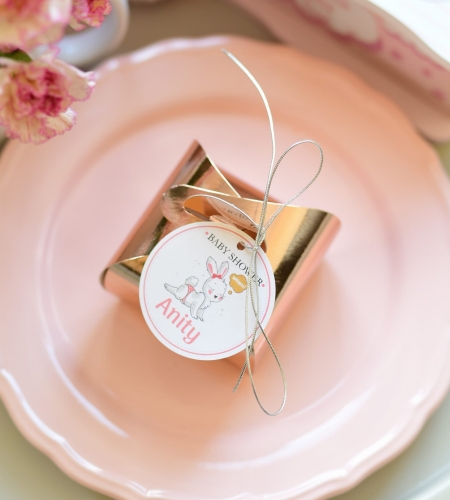 różowe, błyszczące pudełka boxy z zawieszką z imieniem - podziękowania upominki na baby shower dla dziewczynki