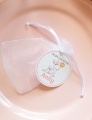 białe woreczki ecru (przeźroczyste z organzy) - ze spersonalizowaną zawieszką  - upominki i dekoracje na baby shower - woreczki na cukierki dla dziewczynki