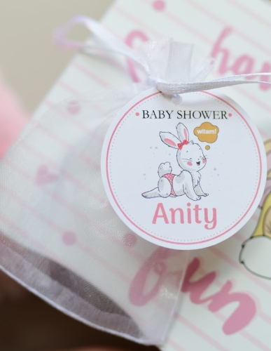 białe woreczki ecru (przeźroczyste z organzy) - ze spersonalizowaną zawieszką  - upominki i dekoracje na baby shower - woreczki na cukierki dla dziewczynki