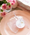 białe woreczki ecru (przeźroczyste z organzy) - ze spersonalizowaną zawieszką  - upominki i dekoracje na baby shower - woreczki na cukierki dla dziewczynki