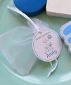 białe woreczki ecru (przeźroczyste z organzy) - ze spersonalizowaną zawieszką  - upominki i dekoracje na baby shower - woreczki na cukierki dla chłopca - niebieskie dekoracje na baby shower