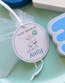 białe woreczki ecru (przeźroczyste z organzy) - ze spersonalizowaną zawieszką  - upominki i dekoracje na baby shower - woreczki na cukierki dla chłopca - niebieskie dekoracje na baby shower