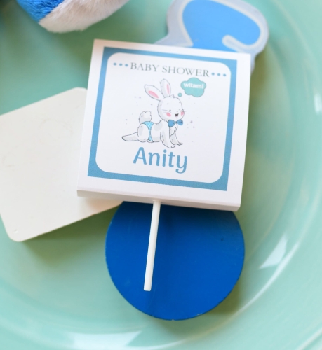 niebieskie dekoracje na baby shower dla chłopca - lizaki i słodycze