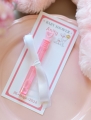 różowe dekoracje na baby shower dla dziewczynki - pomysł na zabawę na przyjęciu - bańki mydalne z imieniem i datą  - różowa buteleczka z serduszkiem