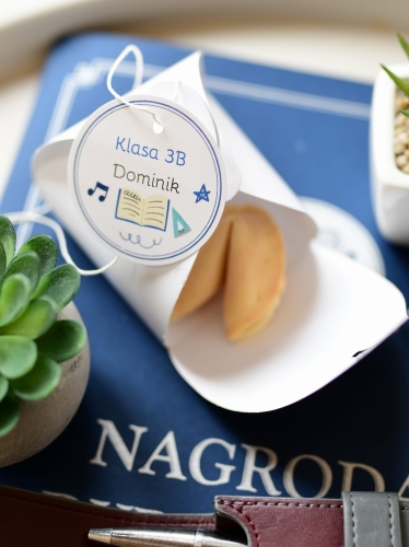nietypowe podziękowania na koniec roku szkolnego - ciasteczka z wróżbą w boxach
