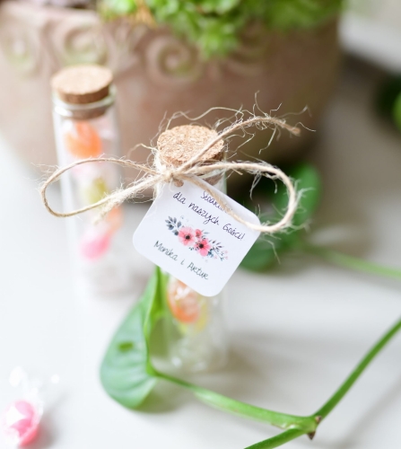 słodkie upominki weselne w stylu rustykalnym - cukierki w szklanych fiolkach buteleczkach - z rustykalnym sznurkiem i zawieszką z imionami pary młodej