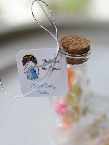 upominki na chrzciny dla chłopca - cukierki w buteleczce - grafika niebieskiego aniołka i wydruk imienia dziecka i daty Chrztu Świętego