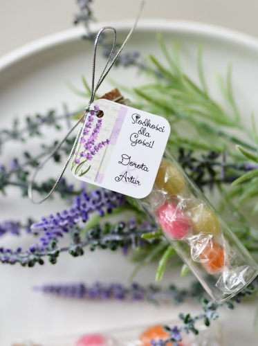 upominki podziękowania ślubne - cukierki z imionami pary młodej i datą w fiolce - lawendowe dekoracje wesele