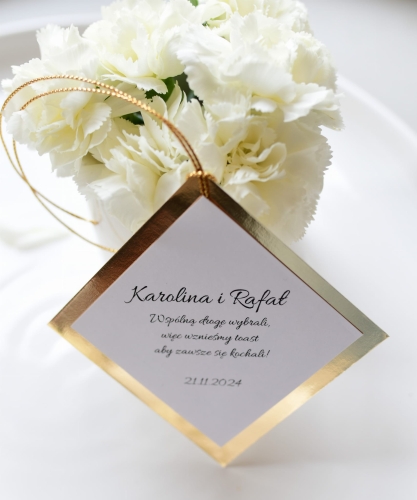efektowne, złote zawieszki na wódkę weselną z imionami pary młodej i dowolnymi wierszykami - możliwość wyboru wielu wierszyków w ramach jednego zamówienia