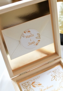 złoto-drewniana skrzynka z życzeniami i kopertą na pieniądze wzór 03