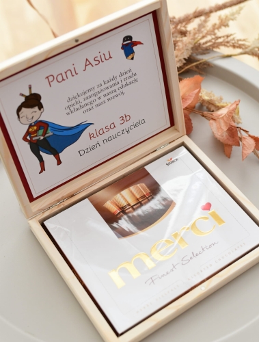 prezent dla super wychowawcy - super nauczyciela lub nauczycielki - spersonalizowana skrzynka z czekoladkami w zestawie