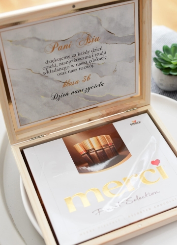 prezent dla nauczyciela - spersonalizowana skrzynia z czekoladki merci - elementy złote i grafika marmurku - na dzień nauczyciela lub koniec roku szkolnego