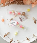 prezent dla nauczycieli od uczniów - cukierki w fiolce z kwiatową etykietą - cena za 1 sztukę