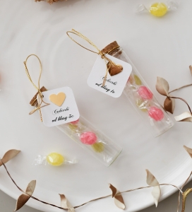 prezent dla nauczycieli od uczniów - cukierki w fiolce ze złotym sercem - cena za 1 sztukę 
