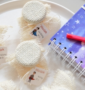 upominki dla SUPER nauczycieli - miodki miód z personalizowaną zawieszką - cena za 1 sztukę