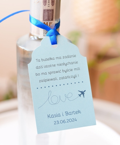 niebieskie, spersonalizowane zawieszki na wódkę weselną z motywem samolotu - personalizacja w cenie, szybka realizacja dekoracji weselnych