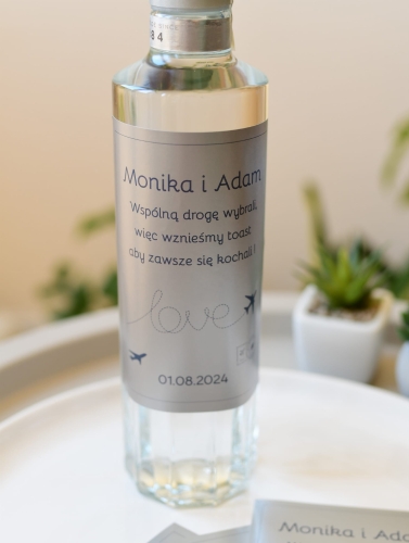 srebrne, metalizowane naklejki na wódkę weselną - dowolny nadruk tekstu w cenie - szybka realizacja etykiet na alkohol weselny