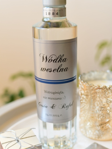 efektowane, lustrzane, metalizowane naklejki na wódkę weselną z dowolnym tekstem - spersonalizowane dekoracje ślubne