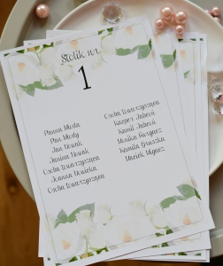 kwiatowy rozstaw stołów - jak oznaczyć miejsca na sali weselnej?