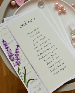 lawendowy rozstaw stolików weselnych - poinformuj Gości, gdzie znajduje się ich miejsce