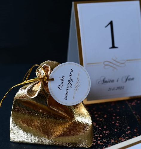 eleganckie, złote woreczki ślubne jako podziekowania dla Gości weselnych ze spersonalizowaną etykietą