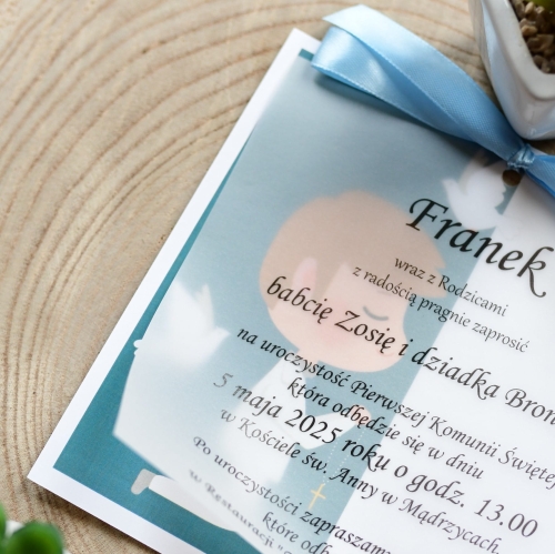 modne zaproszenia komunijne dla chłopca z ozdobną kalką = personalizacja i projekt w cenie