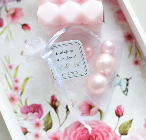 personalizowany woreczek z organzy na upominki weselne z imionami pary młodej  i datą