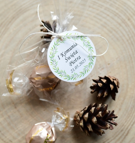 czekoladki pralinki na komunię świętą - prezenty dla gości z imieniem dziecka i datą - słodkie, niewielkie upominki komunijne z motywem wianka