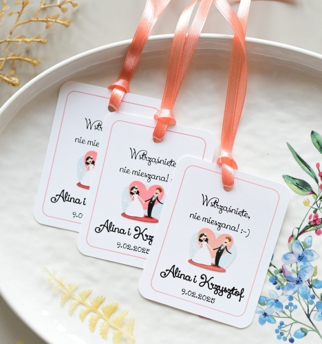 zawieszki na wódkę weselną z grafiką pary młodej - szybka realizacja - wydruk imion pary młodej i daty
