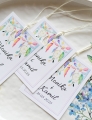 zawieszki na wódkę weselną - dekoracje ślubne w stylu boho z grafiką kolorowych piórek - personalizacja w cenie