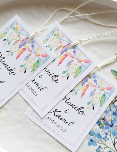 zawieszki na wódkę weselną - dekoracje ślubne w stylu boho z grafiką kolorowych piórek - personalizacja w cenie