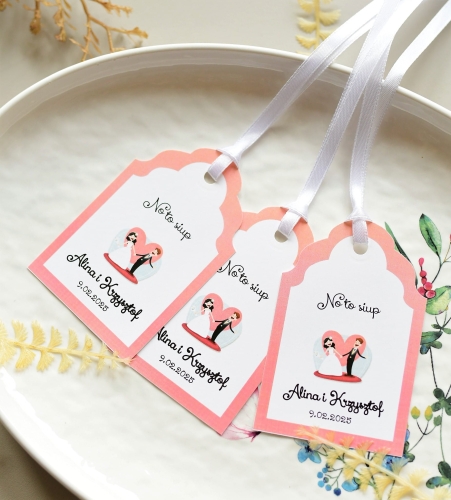 zawieszki na alkohol weselny z grafiką pary młodej i dowolnym tekstem - nowoczesne wzory