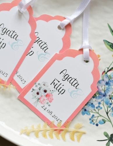 zawieszki na wódkę weselną z bukietem kwiatów - nadruk imion pary młodej i daty - personalizowane dekoracje weselne