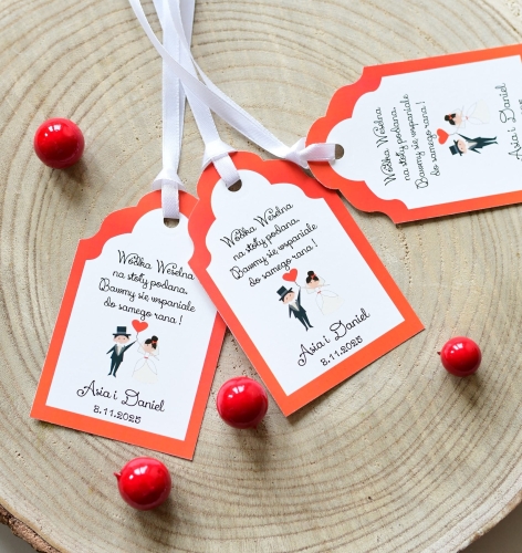 czerwone zawieszki na wódkę weselną love z grafiką pary młodej